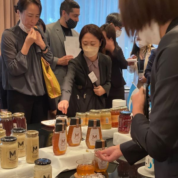 Degustación de miel en la Embajada Argentina en Tokio, Japón